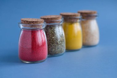 Üst üste mavi zemin üzerine bankalar baharatlar ile stand