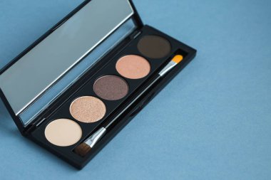 Dekoratif kozmetik seti, gri arka plan üzerinde makyaj araçları