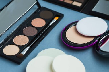 Dekoratif kozmetik seti, gri arka plan üzerinde makyaj araçları