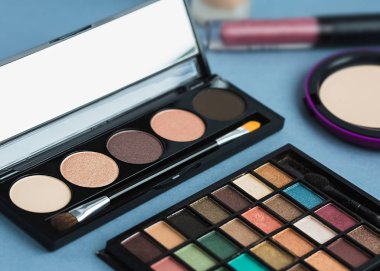 Dekoratif kozmetik seti, gri arka plan üzerinde makyaj araçları