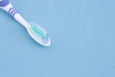 Mavi arka planda beyaz diş fırçası, konsept diş fırçası