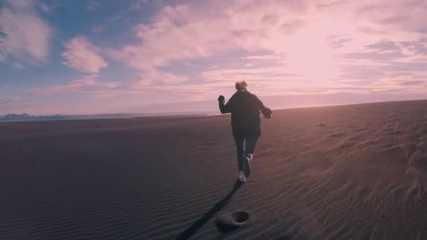 在夕阳沙漠中奔跑的嬉戏的快乐女人 — 图库视频影像
