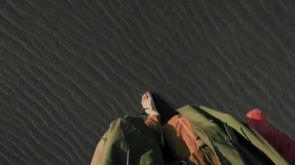 Image Recadrée Une Personne Marchant Pieds Nus Sur Une Dune — Video