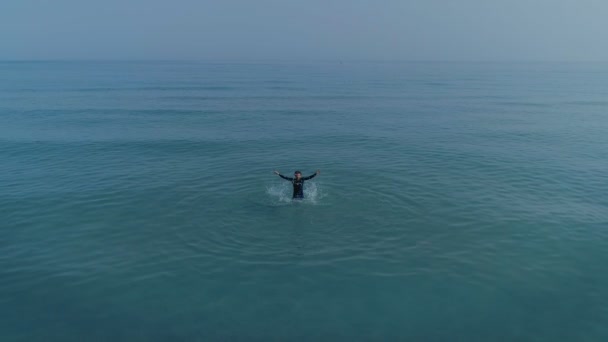 Παιχνιδιάρικο Άνθρωπος Στο Κοστούμι Σερφ Διασκεδάζοντας Στο Νερό Της Θάλασσας — Αρχείο Βίντεο
