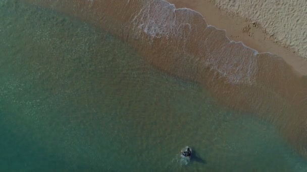 Vista Aérea Sobre Hombre Caminando Agua Mar Una Playa Arena — Vídeos de Stock