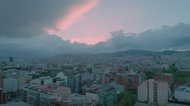 Şehir binaların çatıları ve günbatımı dron video