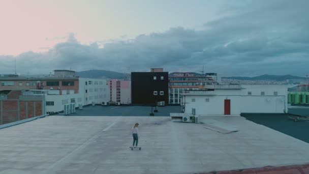 Tonårig Flicka Rider Skateboard Byggnadens Tak Drone Video — Stockvideo