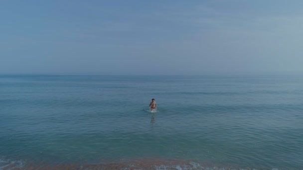 Hombre Con Perro Agua Mar Video Cámara Lenta — Vídeo de stock