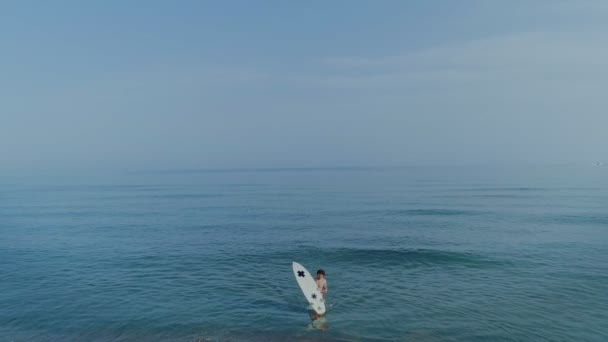 Surfare Man Med Surfbräda Havsvatten Flyttar Till Sandstrand — Stockvideo