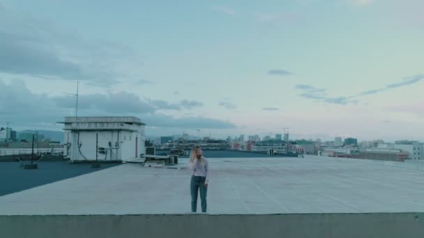 Дівчина Підліток Стоїть Даху Будівлі Використовує Мобільний Телефон Повільне Відео — стокове відео