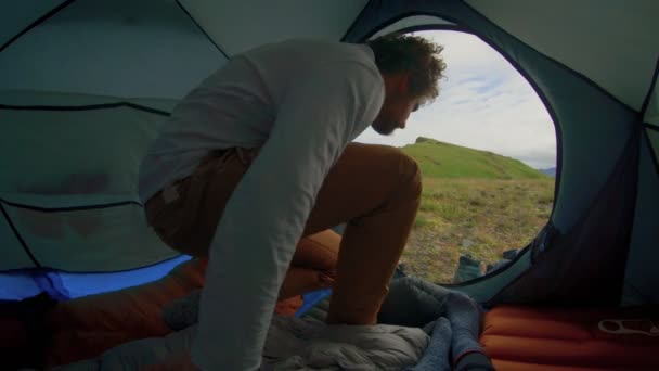Genç çift dışarı kamplarında çadır — Stok video
