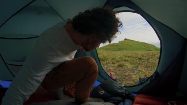 Unga par läger ute i tält — Stockvideo