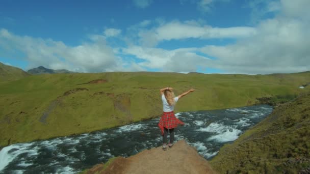 Söt hipster resenär i Island natur — Stockvideo