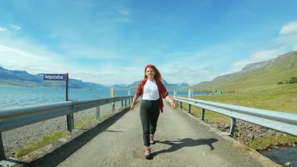 Hipster femme marche sur la route épique vide — Video