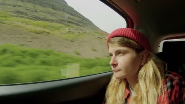 Young woman on roadtrip listens to music — Stock Video