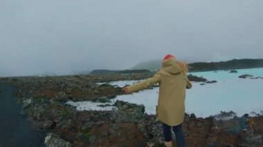 Seyahat eden öğrenci İzlanda araştırıyor