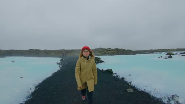 Путешествующий студент исследует ледник — стоковое видео
