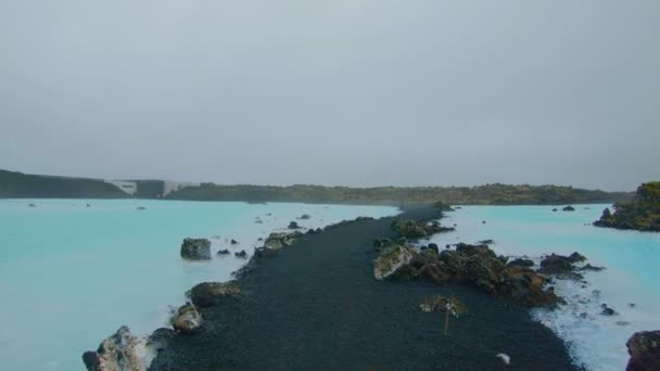 Uitzicht over de blauwe lagune thermische hete lente IJsland — Stockvideo