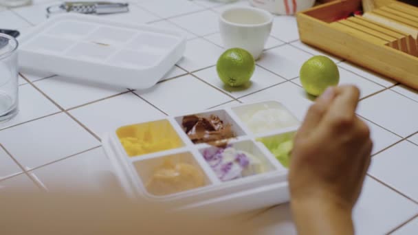 Group of friends share ice cream at evening — Stock Video