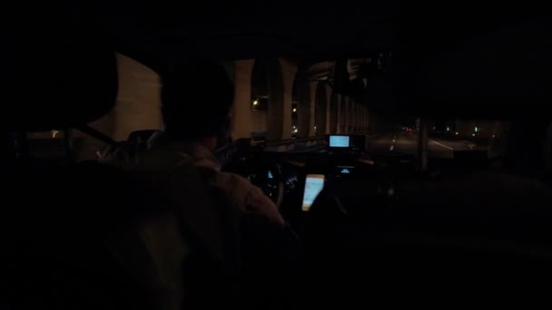 Taxi viajando por la noche — Vídeo de stock