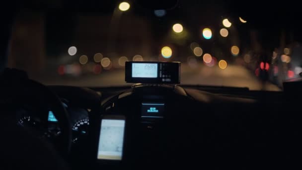 Taxi navettant la nuit — Video