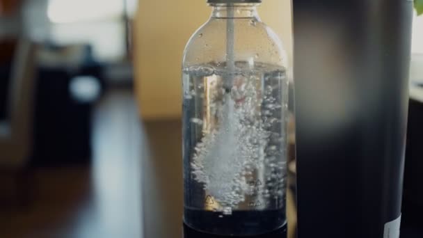 Dispositivo de fluxo de soda para carbonatação de água — Vídeo de Stock