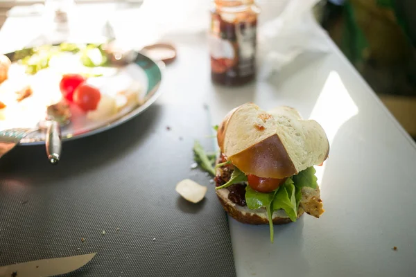 Man prepares burger during camping van trip — Stock Photo, Image