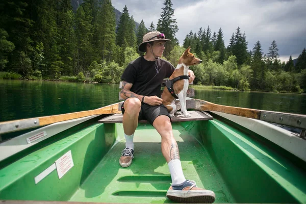 Jonge Man Wandelen Camping Outfit Zit Samen Met Zijn Huisdier — Stockfoto