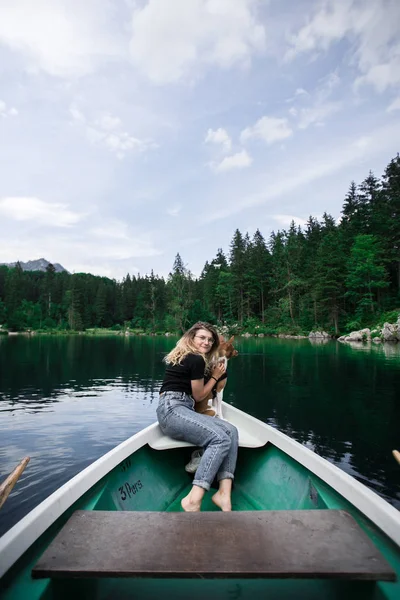Hipster viajero mujer con mejor amigo mascota en barco —  Fotos de Stock