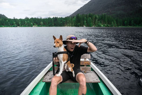 Homem viajante com melhor amigo cão no barco — Fotografia de Stock