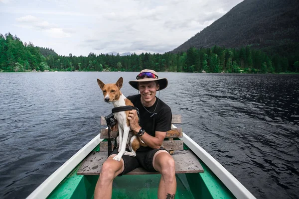 Homem viajante com melhor amigo cão no barco — Fotografia de Stock