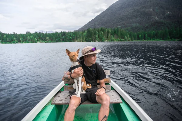 Voyageur homme avec le meilleur ami chien sur le bateau — Photo