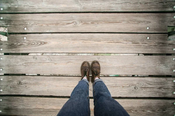 POV van leder wandelschoenen op hout oppervlak — Stockfoto