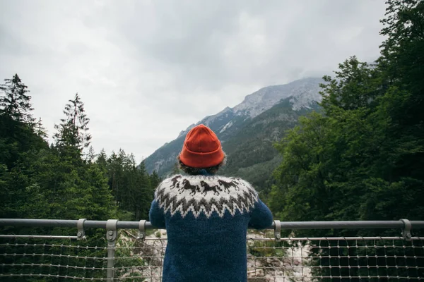 Caminante hombre en jersey hipster en puente en el bosque —  Fotos de Stock