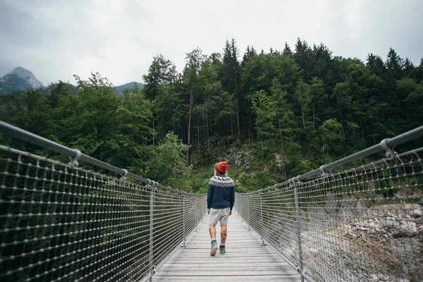 Auténtico Viajero Hipster Turista Masculino Suéter Lana Punto Botas Senderismo —  Fotos de Stock