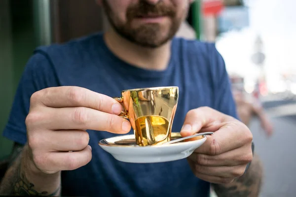 Casal na data bebidas boa especialidade café — Fotografia de Stock