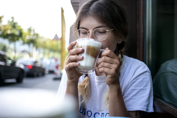 Roztomilá krásná mladá žena pije kávu mléčná pěna — Stock fotografie