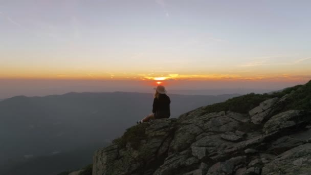 Inspirerende Smukke Luftdrone Optagelser Unge Rejsende Kvinde Vandreture Eller Camping – Stock-video