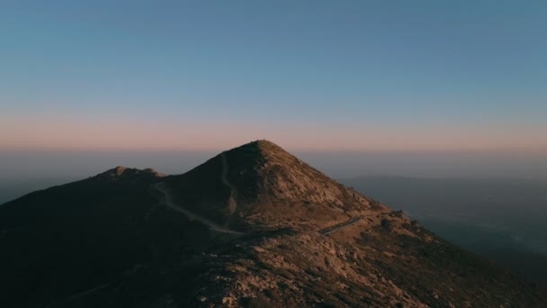 Zbor de vis inspirat epic deasupra muntelui apus de soare — Videoclip de stoc
