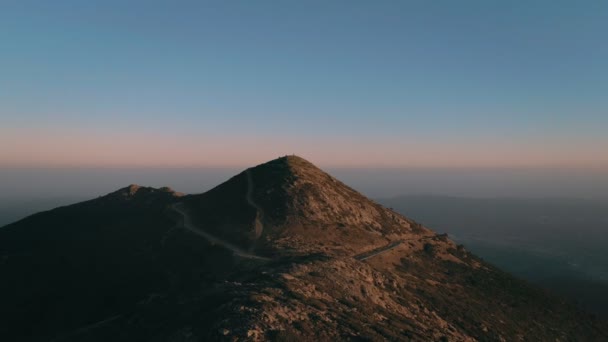 Epic inspirerende dromerige vlucht over zonsondergang gebergte — Stockvideo