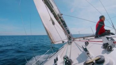 Kaptan veya denizci kaptan Yelkenli güvertede oturur
