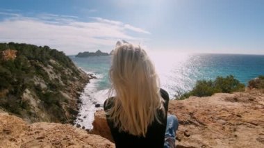 Sahil güzel turist kadına fotoğraf yapar