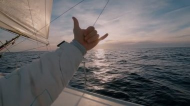 Millennials günbatımı yatta, Shaka iz