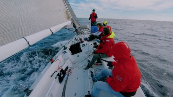 Команда моряков-шкиперов на палубе парусной яхты — стоковое видео
