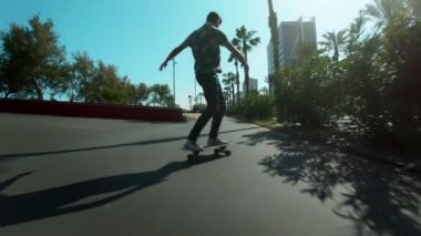 Kaykaycı longboard Kaliforniya sahilde sürmek.