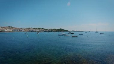 Küçük kıyı Avrupa köyü görüntülemek