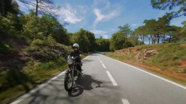 Genç kadın motosiklet sürücü Bisiklet