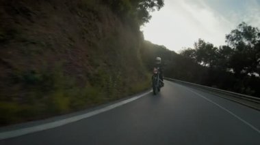 Genç kadın motosiklet sürücü Bisiklet