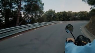 Motosiklet sürücüsü üzerinde omuz görünümü
