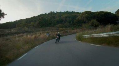 Genç kadın motosiklet sürücü Bisiklet